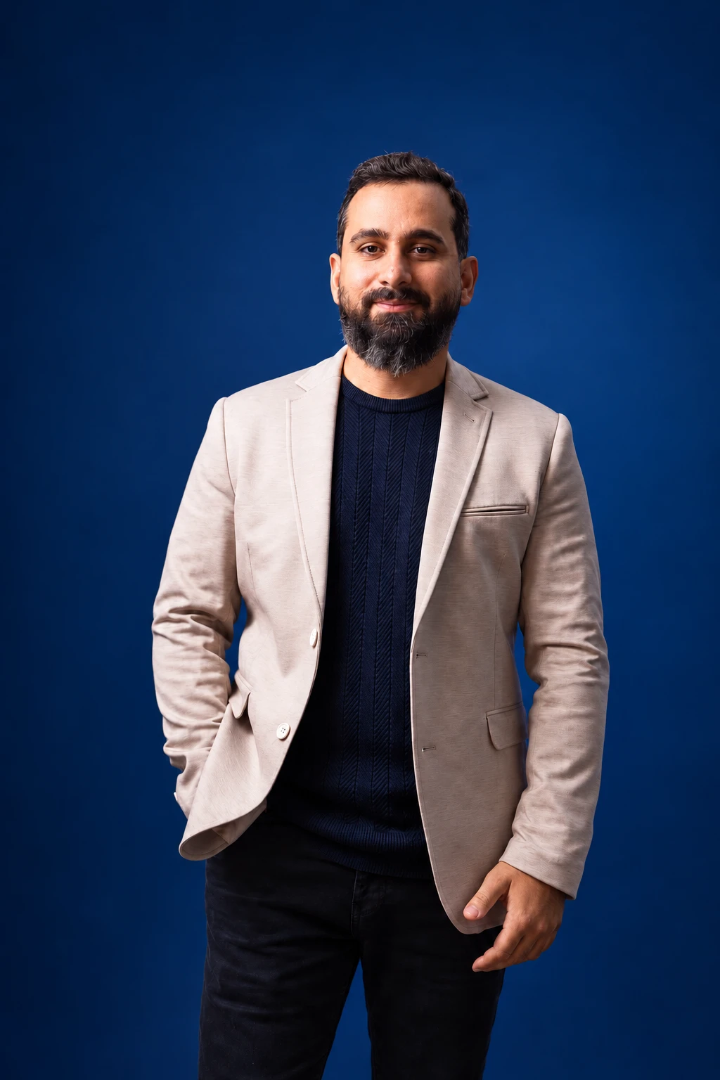 João Carraro, em retrato sobre fundo azul da Gesttor